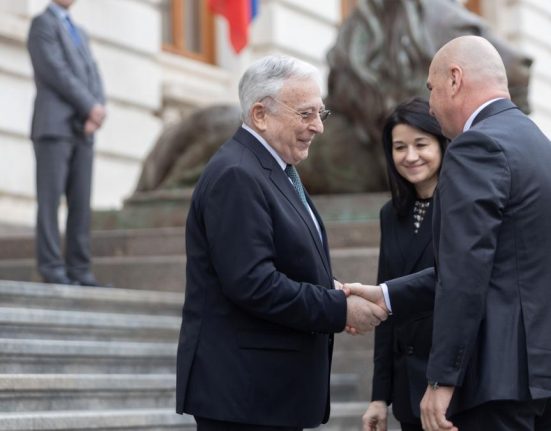 Isarescu despre concedieri Am redus doar din Cabinet
