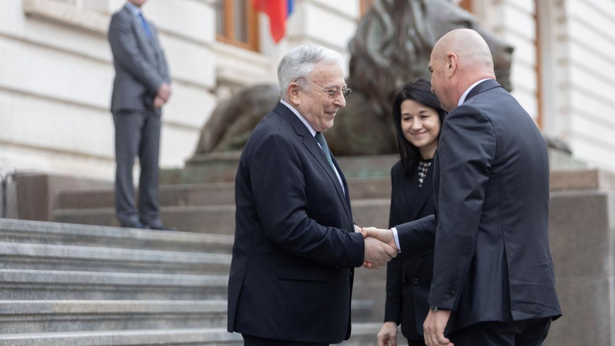 Isarescu despre concedieri Am redus doar din Cabinet