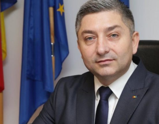 Seful consiliului judetean protesteaza impotriva lui insusi