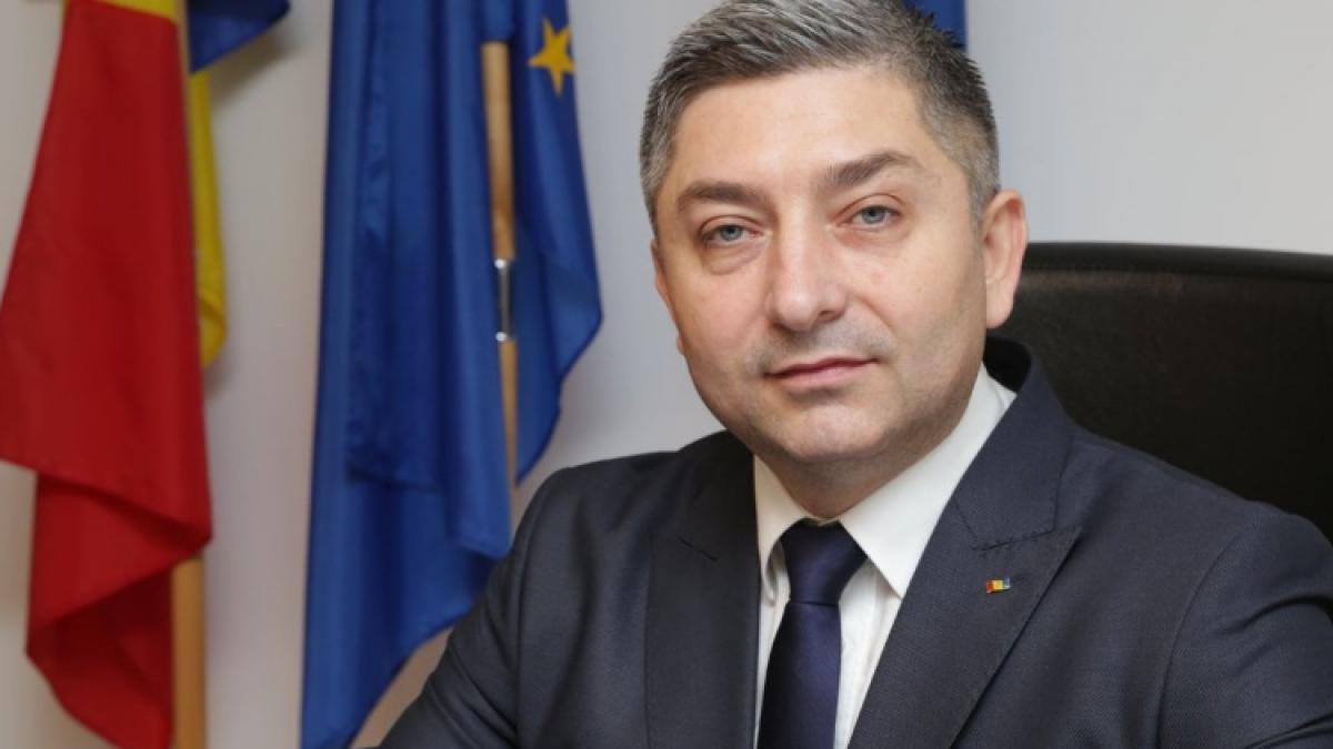 Seful consiliului judetean protesteaza impotriva lui insusi