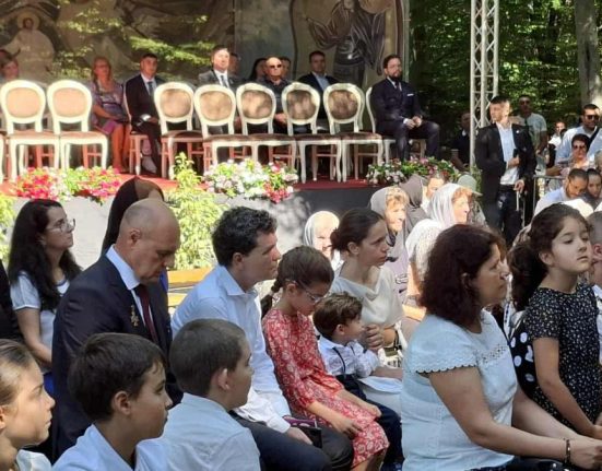 Unde este Nicusor Dan Imagini cu familia la manastire