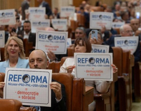 AUR a depus patru motiuni de cenzura contra Guvernului Bolojan