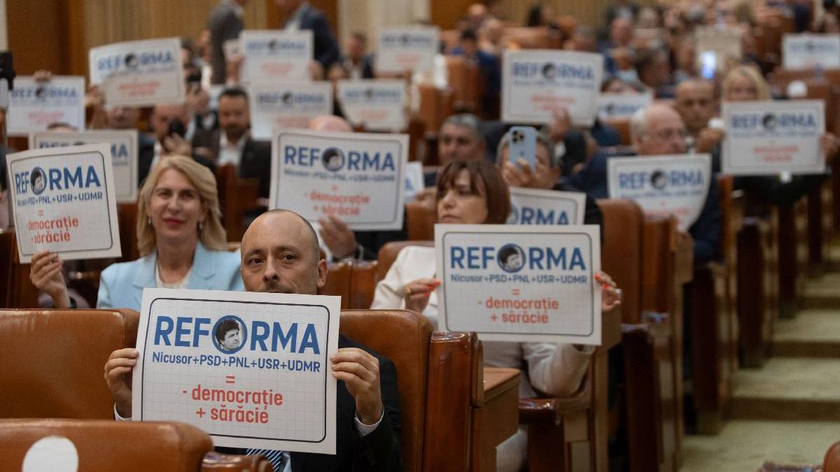 AUR a depus patru motiuni de cenzura contra Guvernului Bolojan