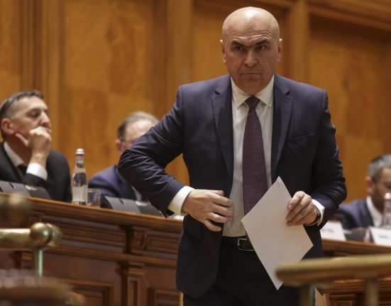 Bolojan fata in fata cu 4 motIuni de cenzura