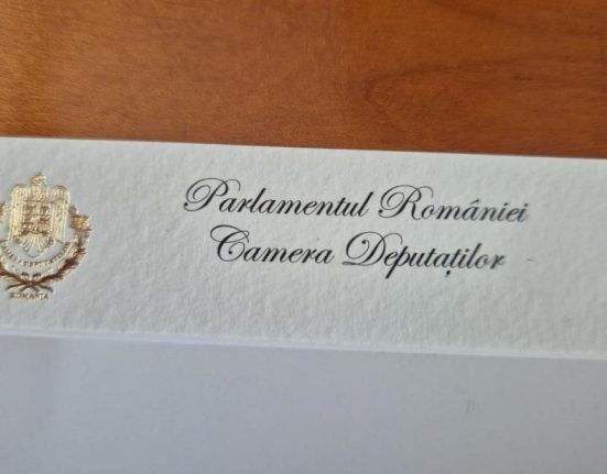 De ce o carte de vizita in Parlament costa de trei ori mai mult