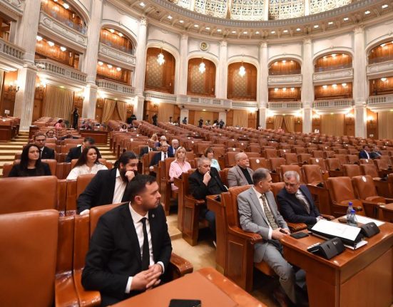 Deputatii vor primi lunar deconturi pentru abonamente mobile