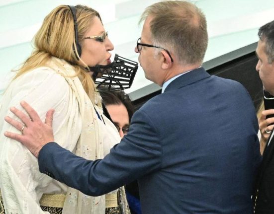 Diana Sosoca a facut scandal pe aeroport Mesaj pentru procurori Cu ce sa ma ia ba Cu macaraua Vin cu tancul sovietic la Parchet