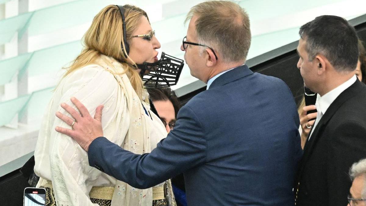 Diana Sosoca a facut scandal pe aeroport Mesaj pentru procurori Cu ce sa ma ia ba Cu macaraua Vin cu tancul sovietic la Parchet