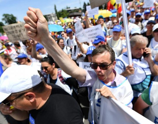 Lista angajailor Guvernului protestatari Noni Iordache il ironizeaza pe Jurca