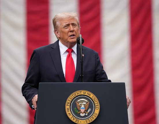 Trump huiduit si ovationat la Yankee Stadium