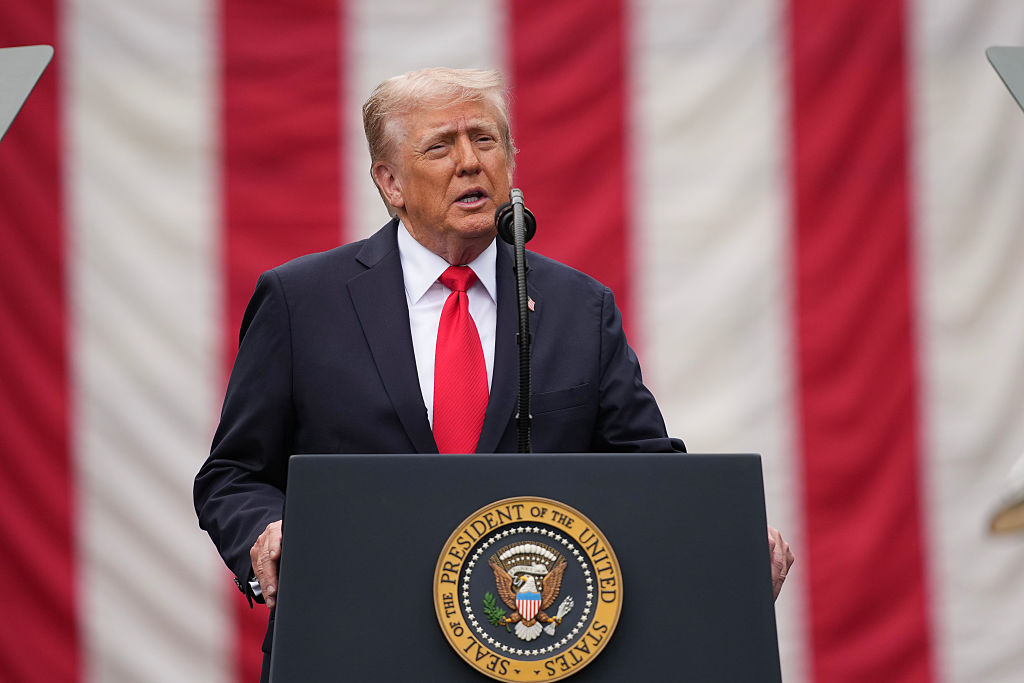 Trump huiduit si ovationat la Yankee Stadium