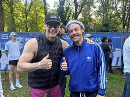 surpriza la maratonul din berlin harry styles a alergat anonim si a avut un timp impresionant