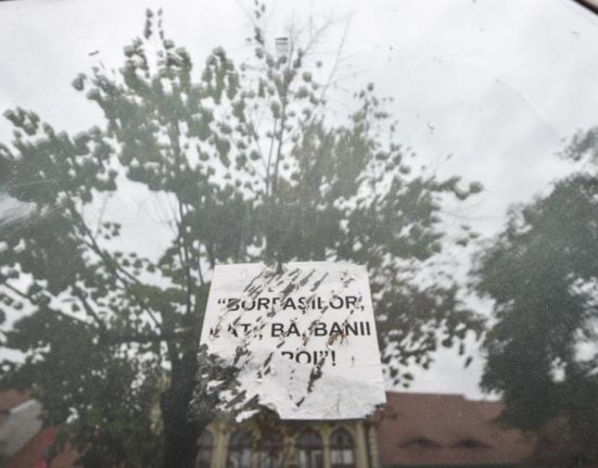 Sibienii i au lasat mesaje lui Iohannis pe casa ANAF Borfasilor dati banii inapoi Ce spune Fiscul