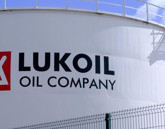 Bogdan Ivan Trei companii doresc sa cumpere Lukoil Romania