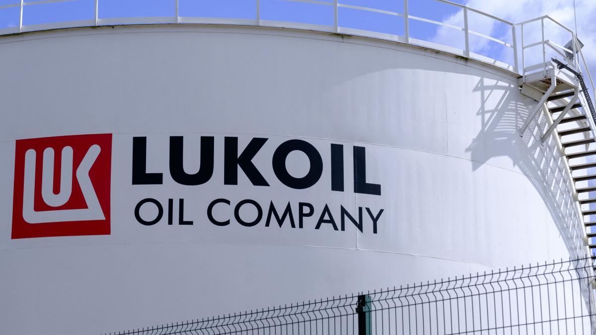 Bogdan Ivan: Trei companii doresc să cumpere Lukoil România 1 Bogdan Ivan Trei companii doresc sa cumpere Lukoil Romania