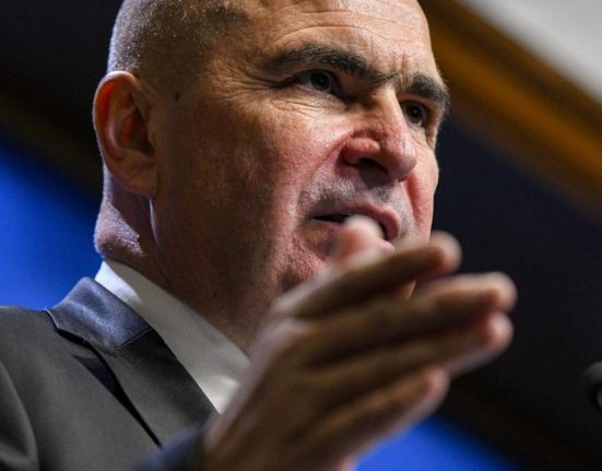 Bolojan vrea sa elimine locuintele de serviciu dupa pensionare