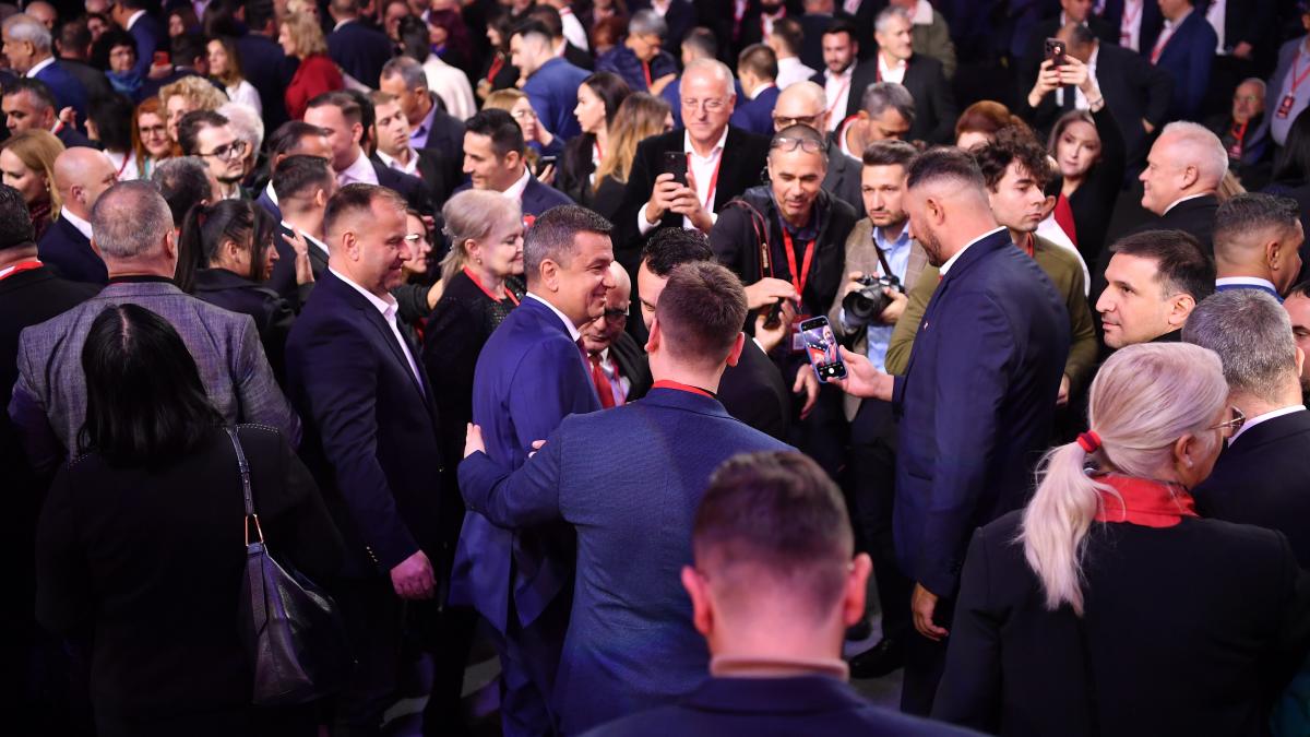Ce n-a fost văzut la Congresul PSD: unghii roșii, ținute de gală și mici 1 Ce n a fost vazut la Congresul PSD unghii rosii tinute de gala si mici