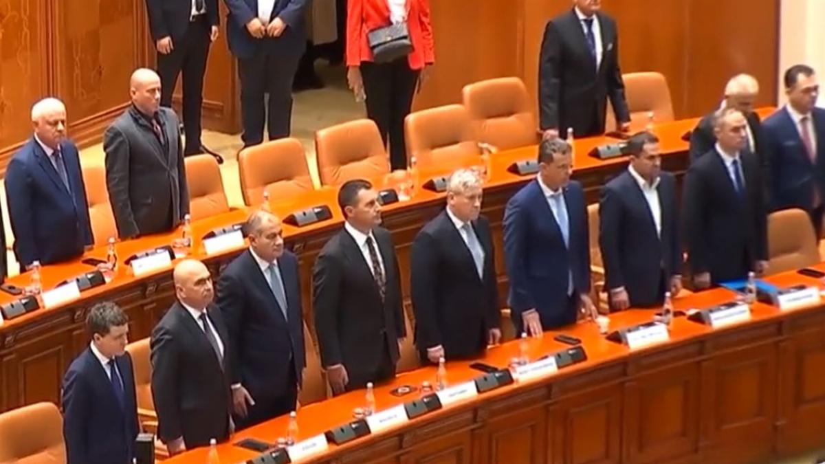 Gestul controversat al ministrului Apărării, Ionuț Mosteanu, la imn. 1 Gestul controversat al ministrului Apararii Ionut Mosteanu la imn