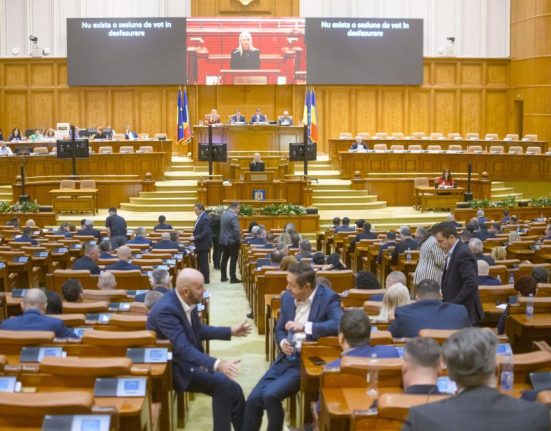 Membrii Consiliului SRTv validati cu scandal in Parlament