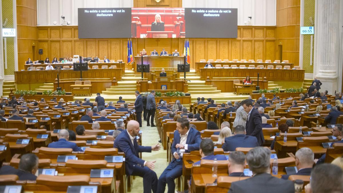 Membrii Consiliului SRTv validați cu scandal în Parlament 1 Membrii Consiliului SRTv validati cu scandal in Parlament