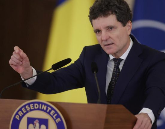 Nicuser Dan contesta la CCR legea plajelor gratuite