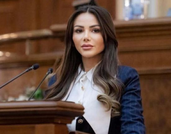 Scandal cu o senatoare batuta de sotiea iubitului