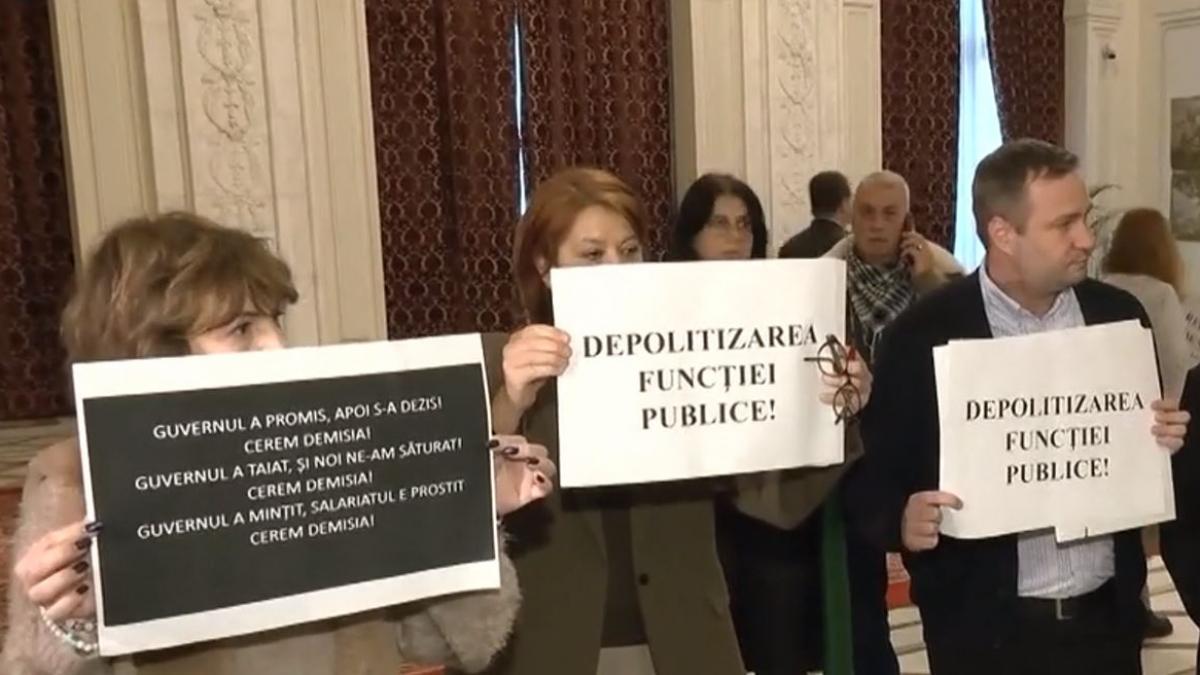 Angajaţii Guvernului ameninţă cu blocarea şedinţelor 1 Angajatii Guvernului ameninta cu blocarea sedintelor