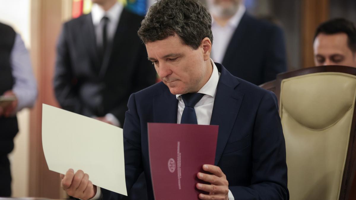 Nicușor Dan a semnat decretul de demisie al lui Ionuț Moșteanu. Radu Miruță, numit ministru interimar al Apărării. 1 Nicuzor Dan a semnata decretul de demisiei al lui Ionut Mosteanul Radu Miruta numit ministru interimar al Apararii