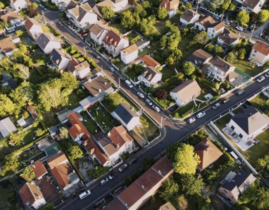 Bolojan afirma ca impozitele pe proprietate nu se vor majora anul viitor incepand din 2027 primariile vor beneficia de un soft