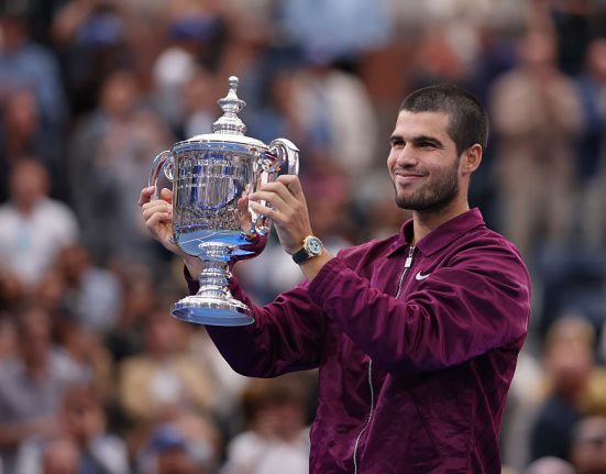 Carlos Alcaraz face istorie la Melbourne L a depasit pe Djokovic Nadal si Federer