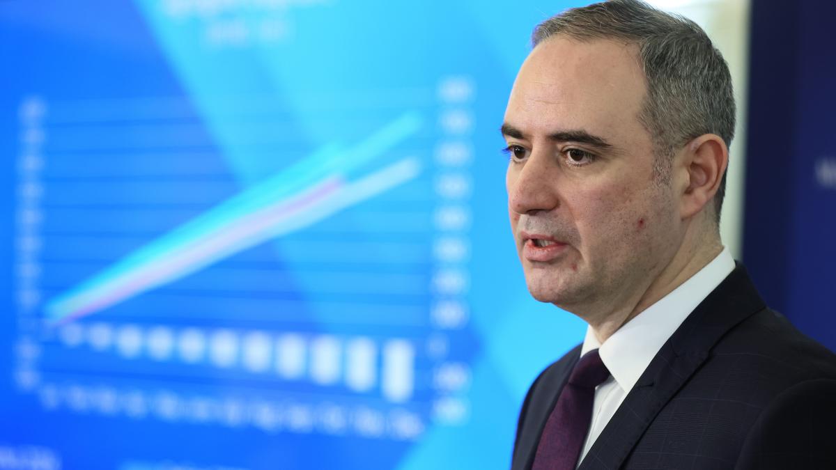 Ministrul Finanțelor: Obiectivul de deficit bugetar pentru anul 2026 este în jur de 6%, iar PIB-ul estimat este de... 1 Ministrul Finantelor Obiectivul de deficit bugetar pentru anul 2026 este in jur de 6 iar PIB ul estimat este de