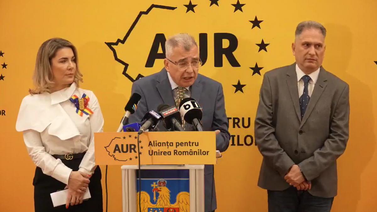 AUR a prezentat trei moțiuni împotriva lui Bolojan, Țoiu și Miruță. Acestea vor fi discutate și votate luni. 1 AUR a prezentat trei motiuini impotriva lui Bolojan Toiu si Miruta Acestea vor fi discutate si votate luni