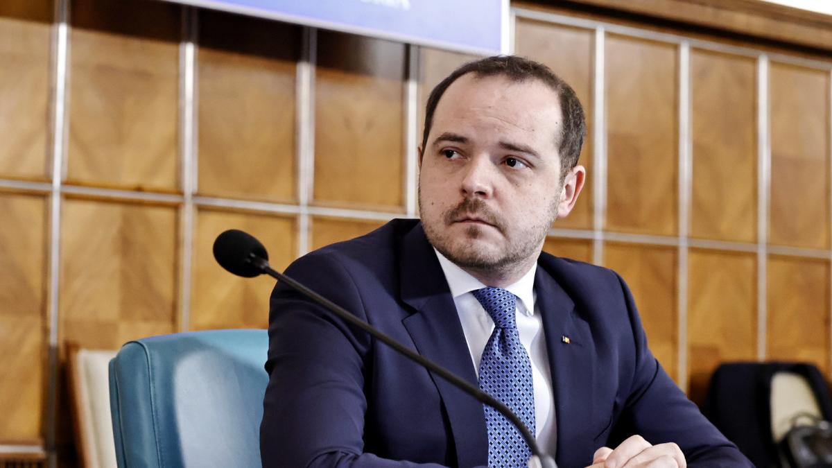 Alexandru Nazare, despre prima zi de concediu medical neplătit: „Propunerea a fost făcută de... 1 Alexandru Nazare despre prima zi de concediu medical neplatit Propunerea a fost facuta de