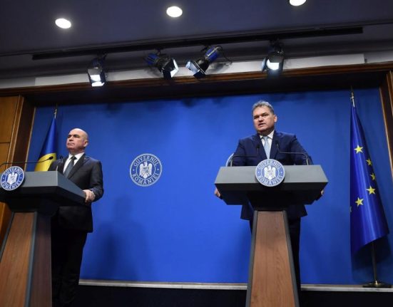 Angajatii Guvernului solicita investigarea penala a premierului Bolojan si a ministrului Cseke Attila