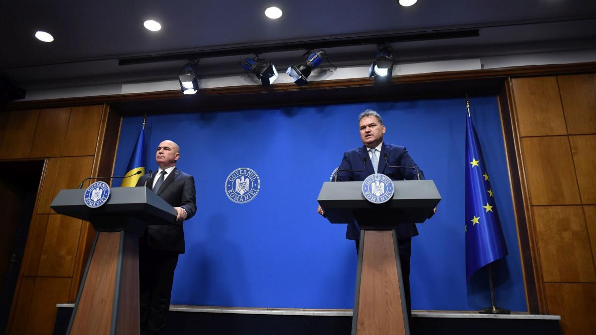 Angajatii Guvernului solicita investigarea penala a premierului Bolojan si a ministrului Cseke Attila