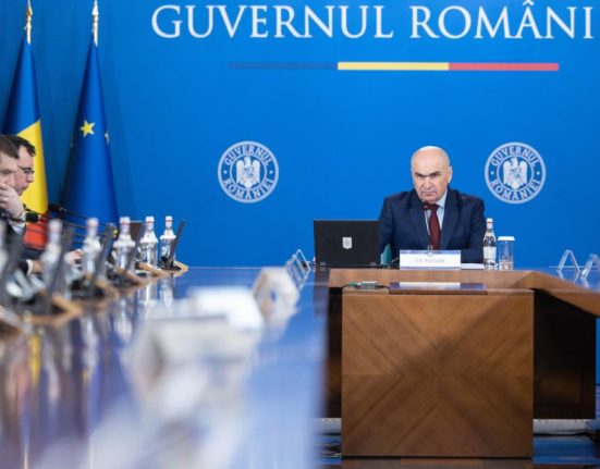 Angajatii de la Guvern il acuza pe Bolojan ca promoveaza ura de clasa prin reforma