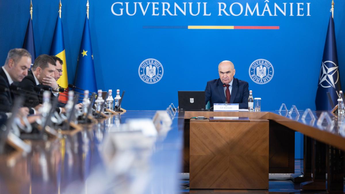 Angajatii de la Guvern il acuza pe Bolojan ca promoveaza ura de clasa prin reforma