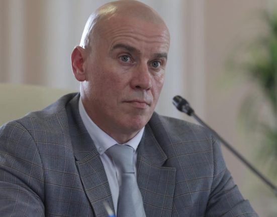 Ar fi trebuit sa fac si eu ca alti ministri si sa ascund discutia sub pres Reactia ministrului