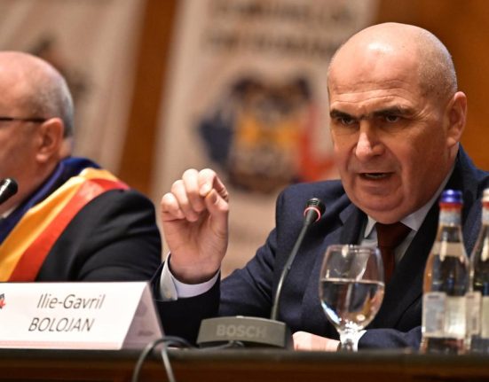 Bolojan propune ca absolventii de Medicina sa fie obligati sa lucreze cativa ani in Romania dupa
