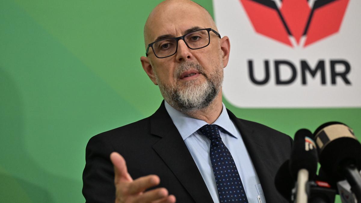 Kelemen Hunor afirmă că Bolojan este un „om puternic” și îi stabilește un termen-limită pentru o guvernare „mai... 1 Kelemen Hunor afirma ca Bolojan este un om puternic si ii stabileste un termen limita pentru o guvernare mai