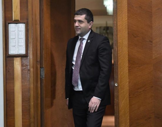 Miruta La Craiova s a construit un bloc care interfereaza cu radarul militar de la Carcea MApN a emis aviz