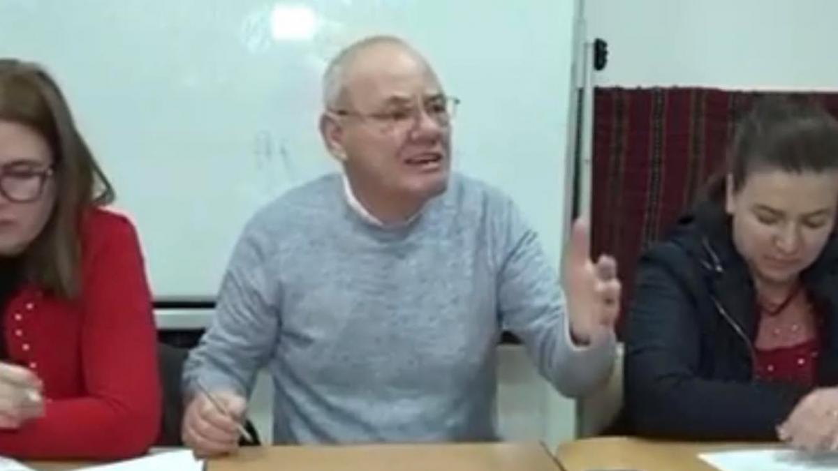 Primarul care a afirmat ca cine nu munceste nu merita sa traiasca se apara cine nu