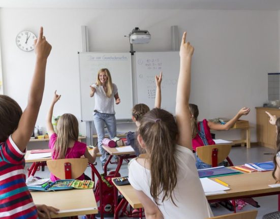 Profesorii nu se vor intoarce la norma de 18 ore Bolojan Nu este posibil Norma de 20 de ore este nivelul minim