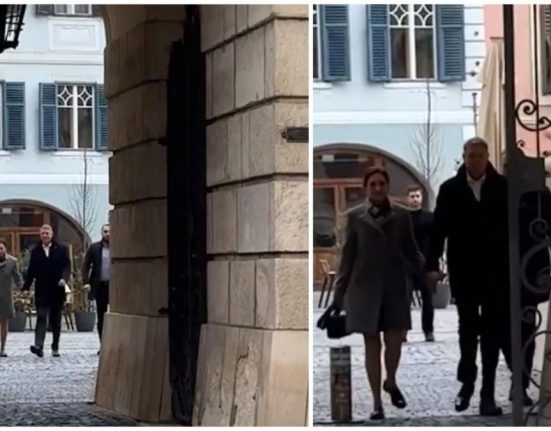 Aparitia rara a lui Klaus Iohannis insotit de sotie la slujba de Florii de la biserica din Sibiu