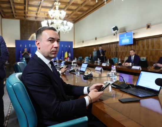 Bogdan Ivan afirma ca decizia privind reducerea accizei la combustibil ii apartine lui Ilie Bolojan Astept si eu