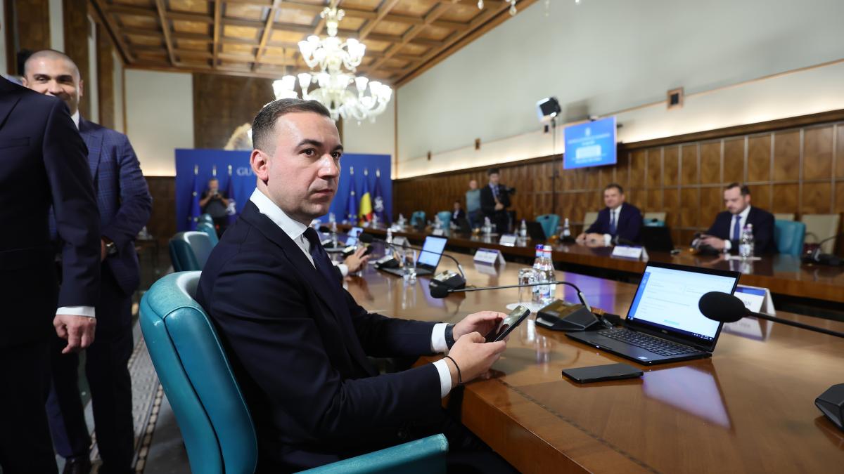 Bogdan Ivan afirma ca decizia privind reducerea accizei la combustibil ii apartine lui Ilie Bolojan Astept si eu