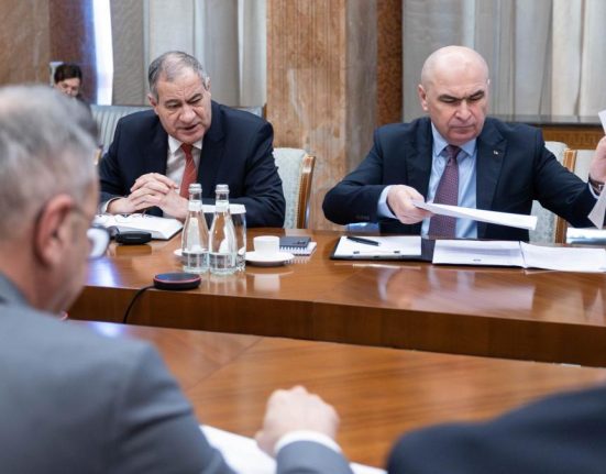 Bugetul pentru 2026 a fost publicat Pensii si salarii inghetate Riscurile identificate de Guvern