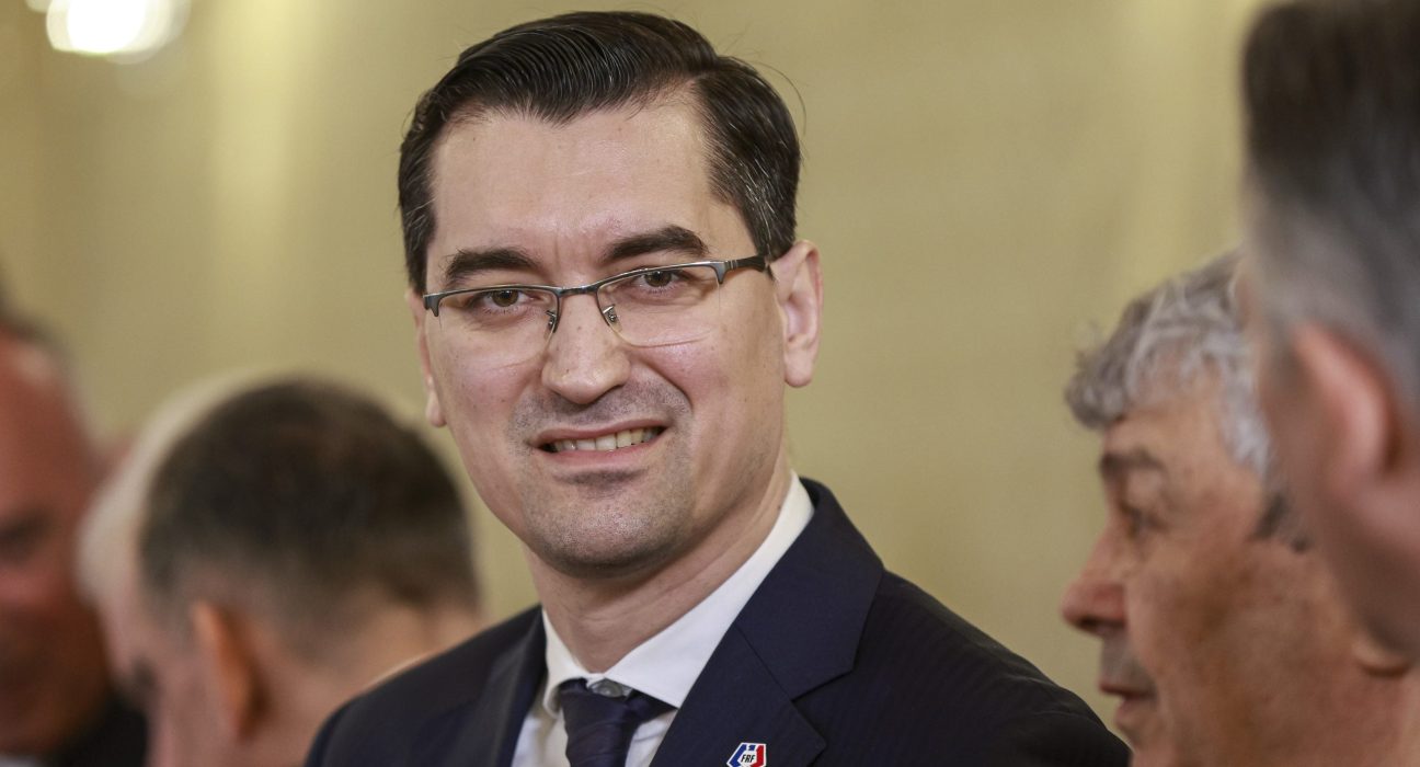Burleanu ramane la conducerea FRF Porumboiu face o ironie S au tinut cumva la Phenian