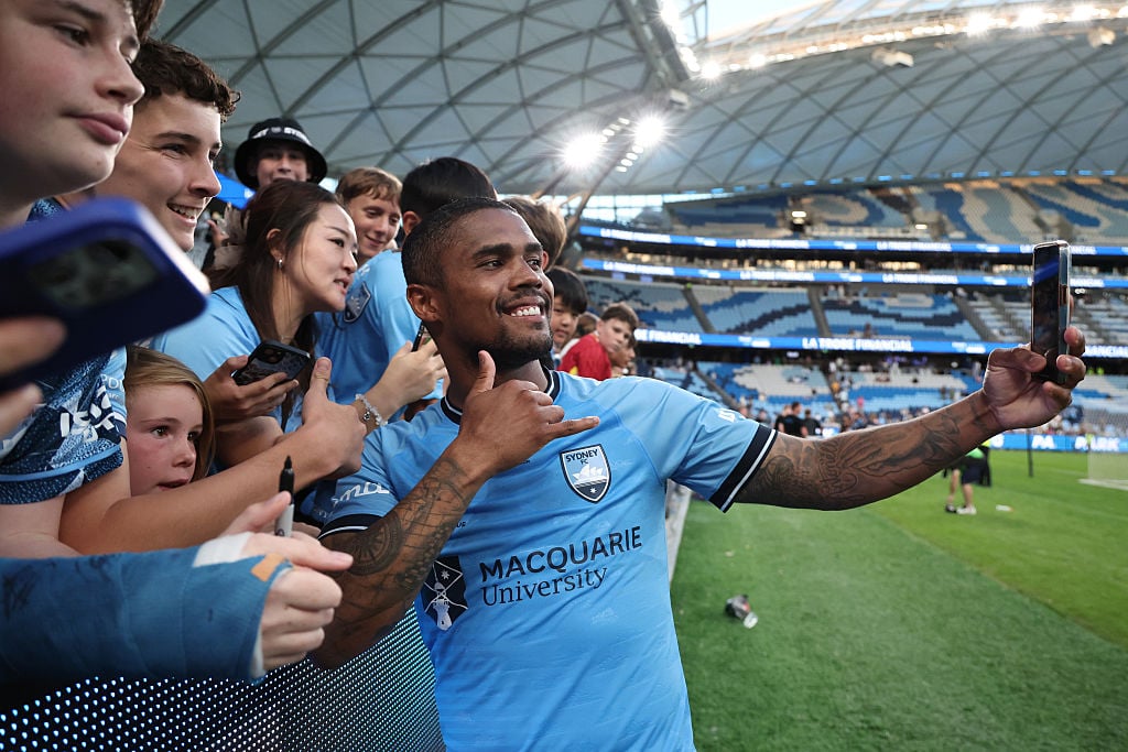 De la Liga Campionilor la liga a patra! Douglas Costa a jucat pe un stadion cu 750 de locuri. 1 De la Liga Campionilor la liga a patra Douglas Costa a jucat pe un stadion cu 750 de locuri