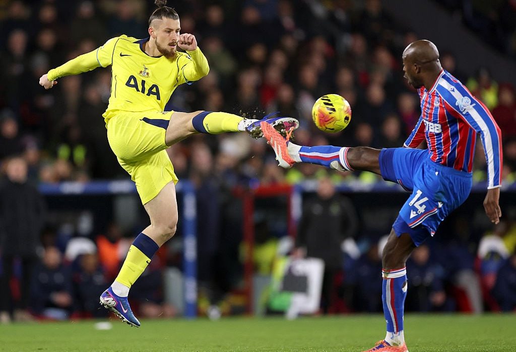 Dragusin criticats de presa engleza dupa meciul Liverpool Tottenham Romanul a fost notat cu 4